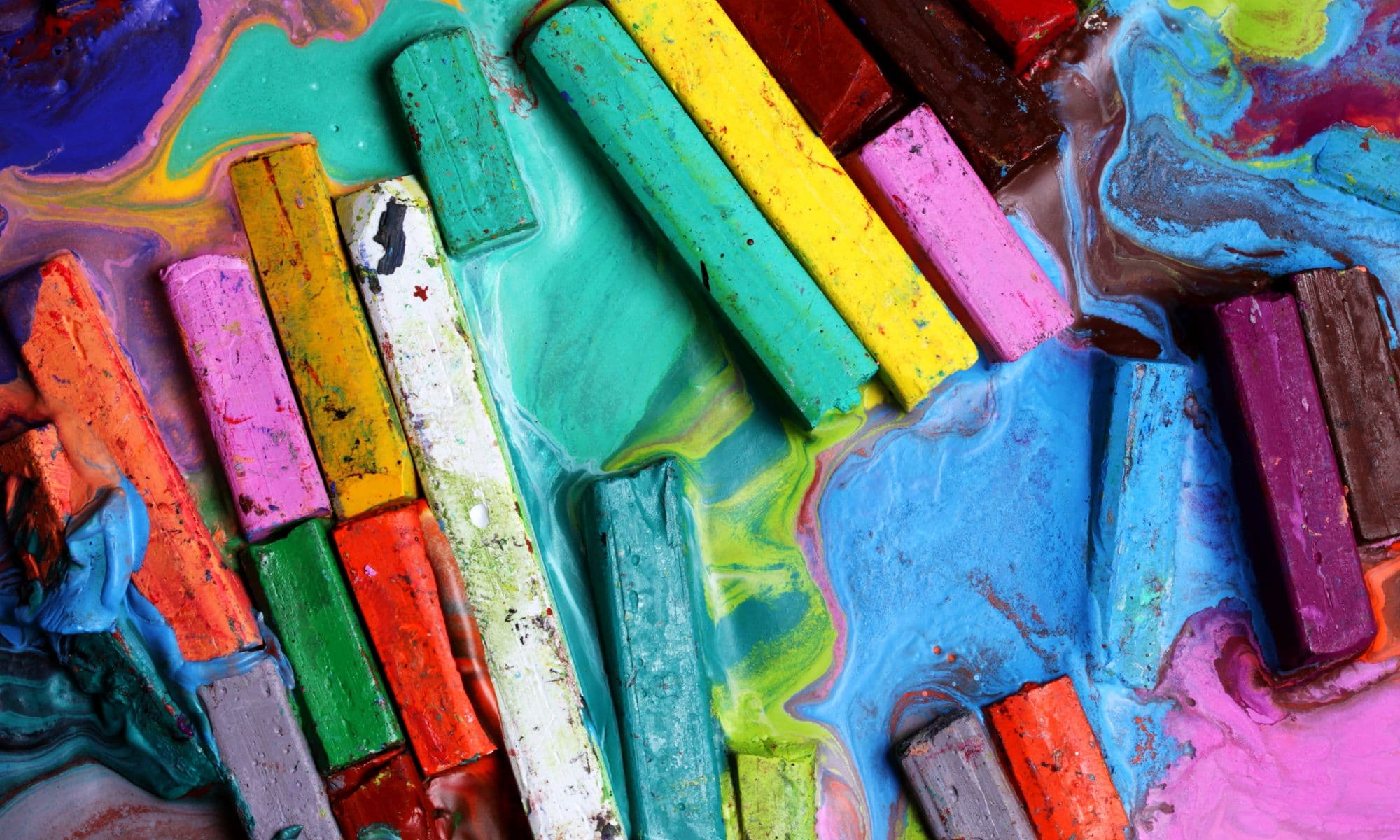 Bunte Pastellkreiden in zerfließender Farbe