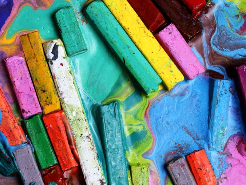 Bunte Pastellkreiden in zerfließender Farbe