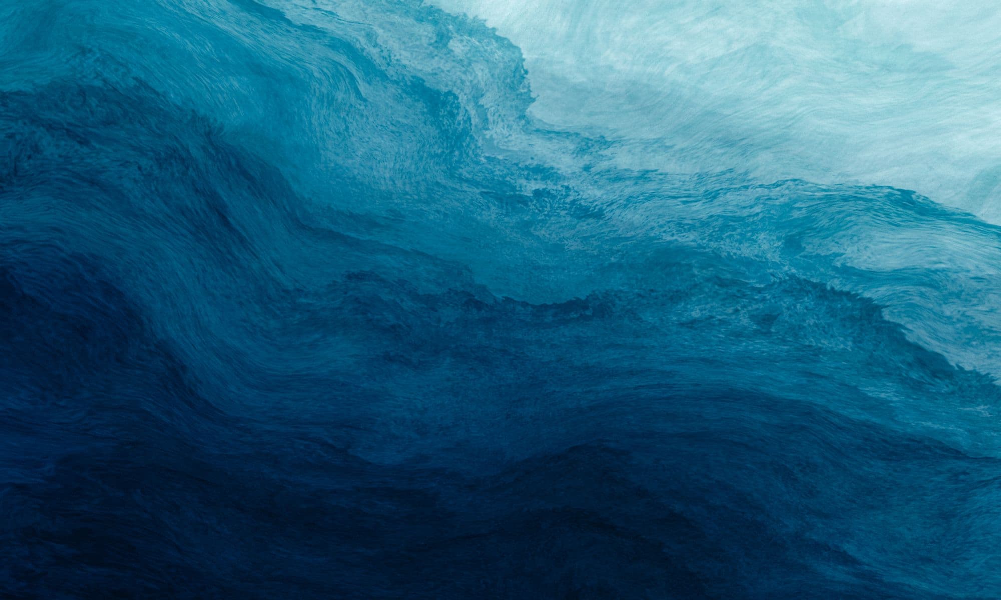 Aufgewühlte Welle in tiefem Blau